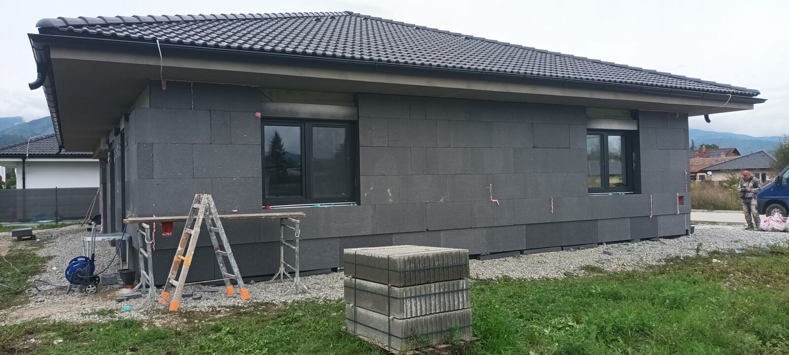 Bungalov počas lepenia fasádneho polystyrénu