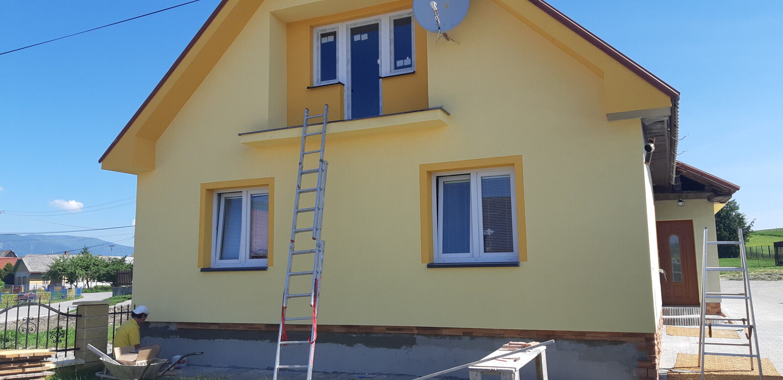 Rodinný dom so zateplenou žltou fasádou